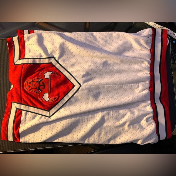 Nike White Chicago Bulls Home Uniform Shorts - Picture 2 of 3